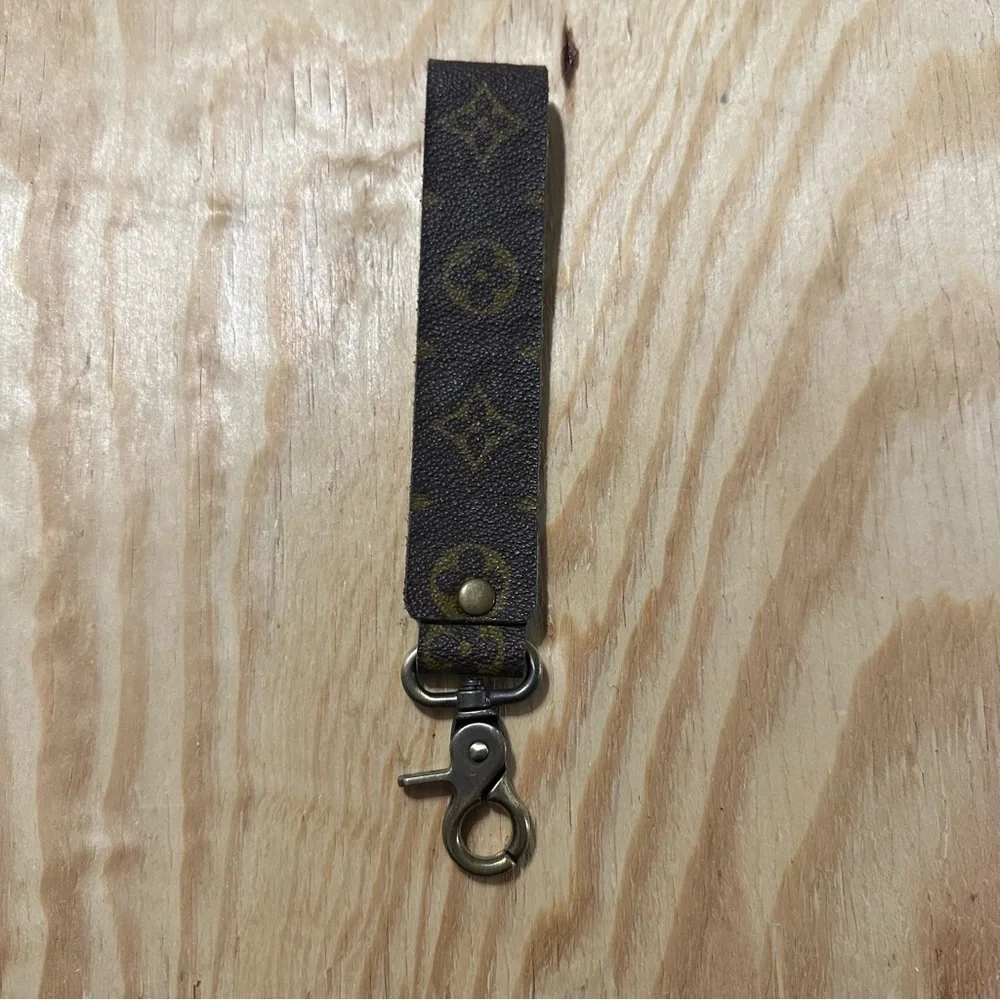 Keep it Gypsy upcycled key ring. Inside is a silver tooled leather. - Picture 5 of 6